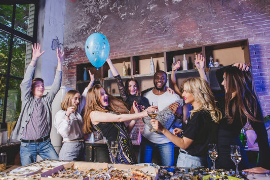 Hvad koster det at holde nytårsfest (og hvordan sparer du)?